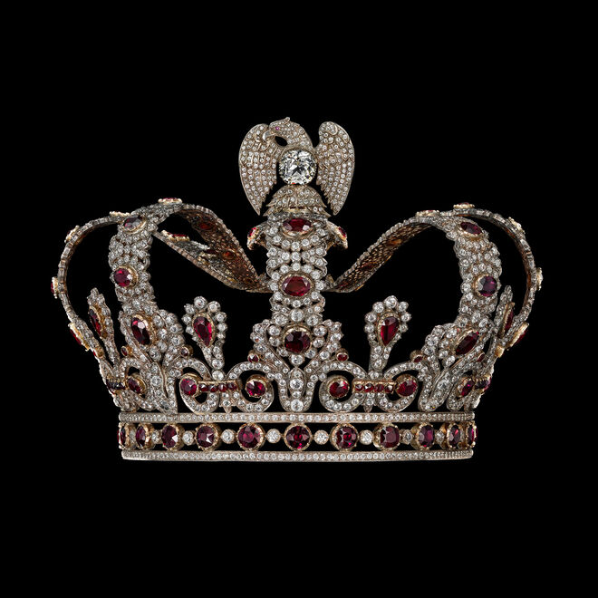 Reprodução de coroa do parure de rubis de 1811 da imperatriz Maria Luisa, segunda mulher do imperador Napoleão Bonaparte. 