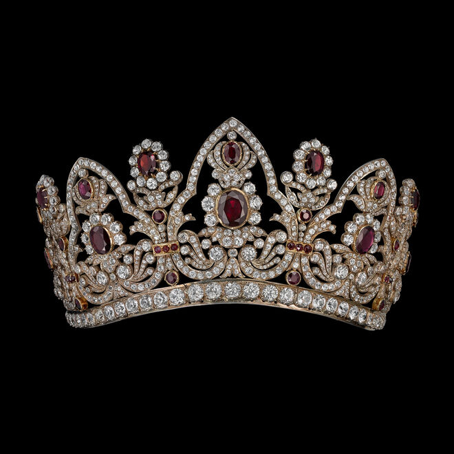 Reprodução de diadema do parure de rubis de 1811, da imperatriz Maria Luisa,  segunda mulher do imperador Napoleão Bonaparte. 