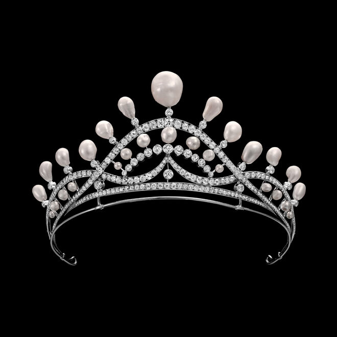 Tiara barroca com pérolas, de cerca de 1930, na exposição Chaumet in Majesty, Jewels of Sovereigns since 1780, no Mónaco.
