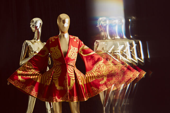 Vestido Alexander McQueen, de 2010, da colação de Alta Costura de Cecilia Matteucci Lavarini na exposição Bvlgari. The Story, the Dream.