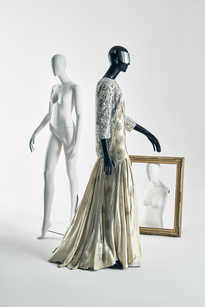 Vestido Balenciaga, início da década de 1960, da colação de Alta Costura de Cecilia Matteucci Lavarini na exposição Bvlgari. The Story, the Dream.