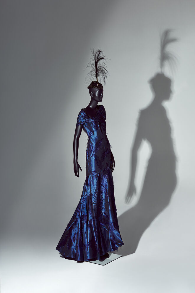 Vestido Dior por John Galliano, do final da década de 1990, da colação de Alta Costura de Cecilia Matteucci Lavarini na exposição Bvlgari. The Story, the Dream.