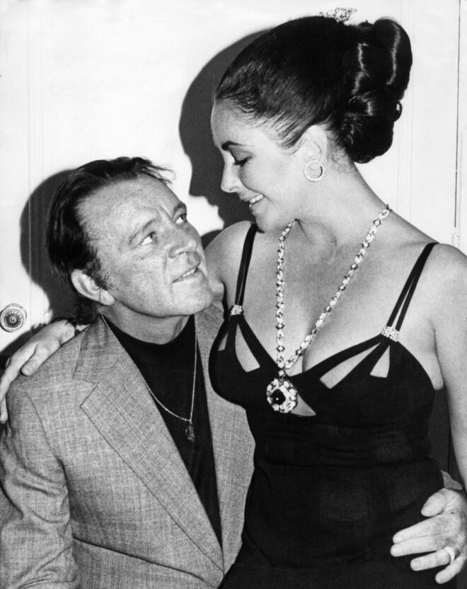 Richard Burton e Elizabeth Taylor, com um medalhão Bvlgari.