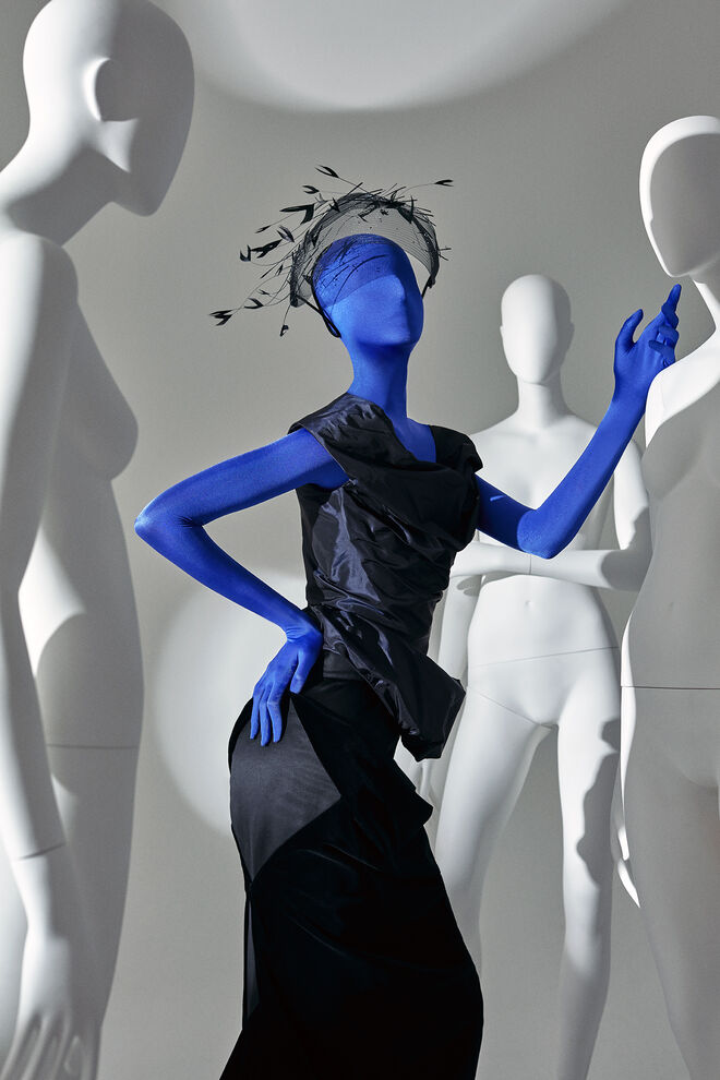 Vestido de Alta Costura Vivienne Westwood, de 1998, da colação de Alta Costura de Cecilia Matteucci Lavarini na exposição Bvlgari. The Story, the Dream.