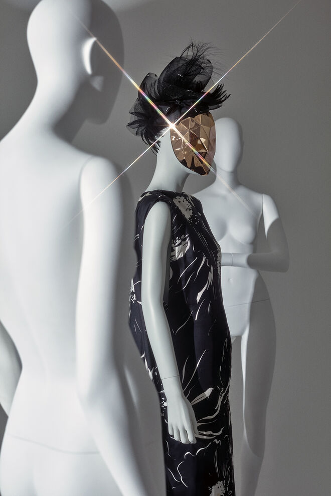 Vestido de Alta Costura Yves Saint Laurent, da década de 1980, da colação de Alta Costura de Cecilia Matteucci Lavarini na exposição Bvlgari. The Story, the Dream.