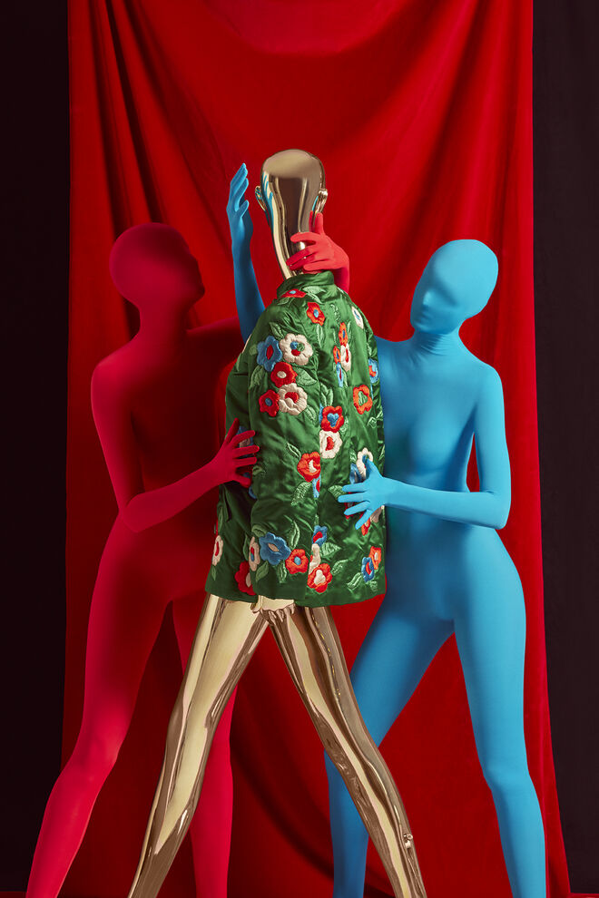 Casaco de Alta Costura Yves Saint Laurent, da década de 1970, da colação de Alta Costura de Cecilia Matteucci Lavarini na exposição Bvlgari. The Story, the Dream.