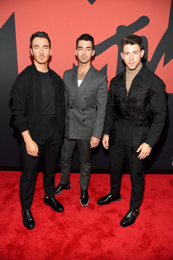 Kevin, Joe e Nick Jonas em fatos Fendi e joias David Yurman