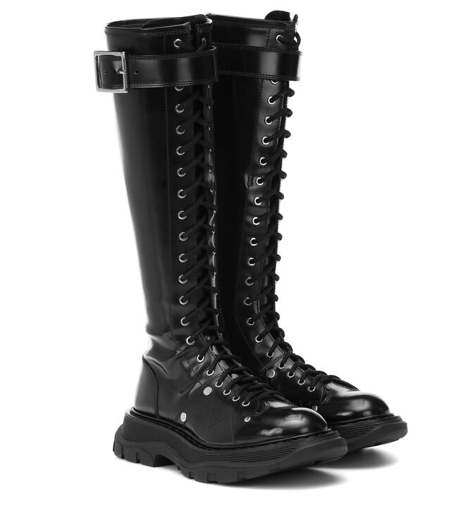 Botas, €1090, Alexander McQueen, em www.mytheresa.com