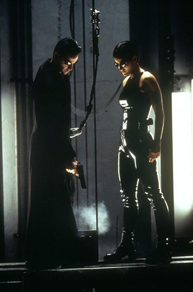 Keanu Reeves e Carrie-Anne Moss enquanto as já icónicas personagens de Neo e Trinity em 'Matrix' (1999)
