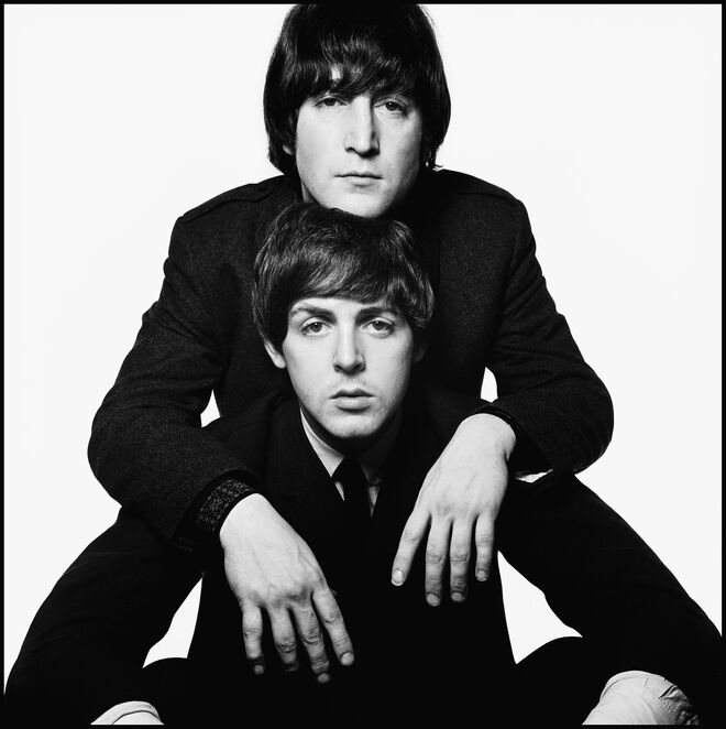 John Lennon & Paul McCartney, por David Bailey em 1965. No livro David Bailey, Taschen.  
