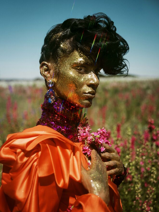 Radhika Nair numaa produção de moda com peças Halpern e Dolce & Gabbana, fotografada por Tim Walker. Pershore, Worcestershire, 2018. Na exposição Tim Walker: Wonderful Things, de 21 setembro a 8 de março de 2020, no V&A.