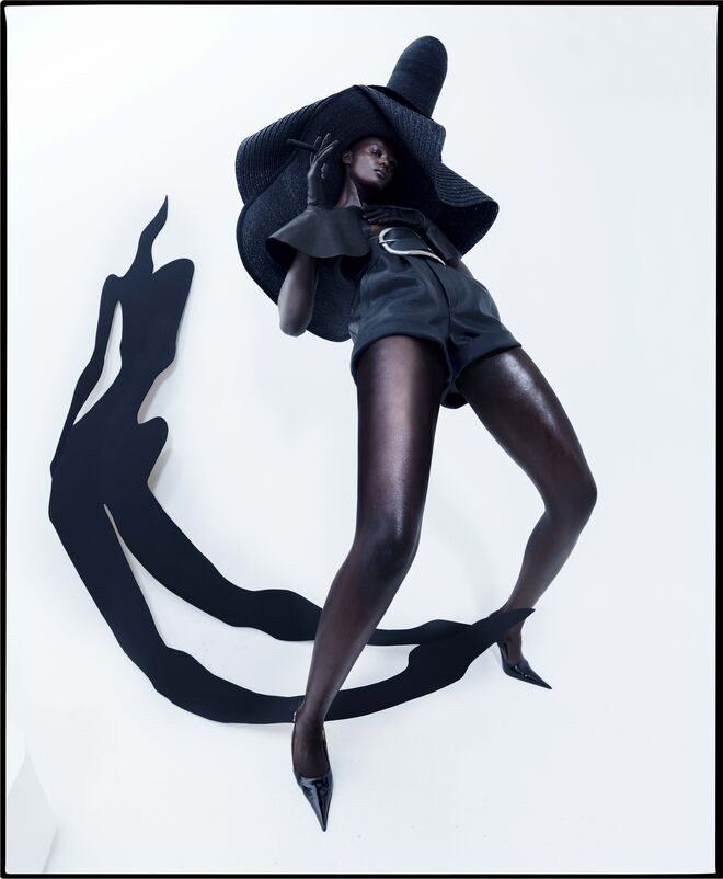 Duckie Thot, a sombra de Aubrey, com peças Saint Laurent, fotografada por Tim Walker. Londres, 2017. Na exposição Tim Walker: Wonderful Things, de 21 setembro a 8 de março de 2020, no V&A.