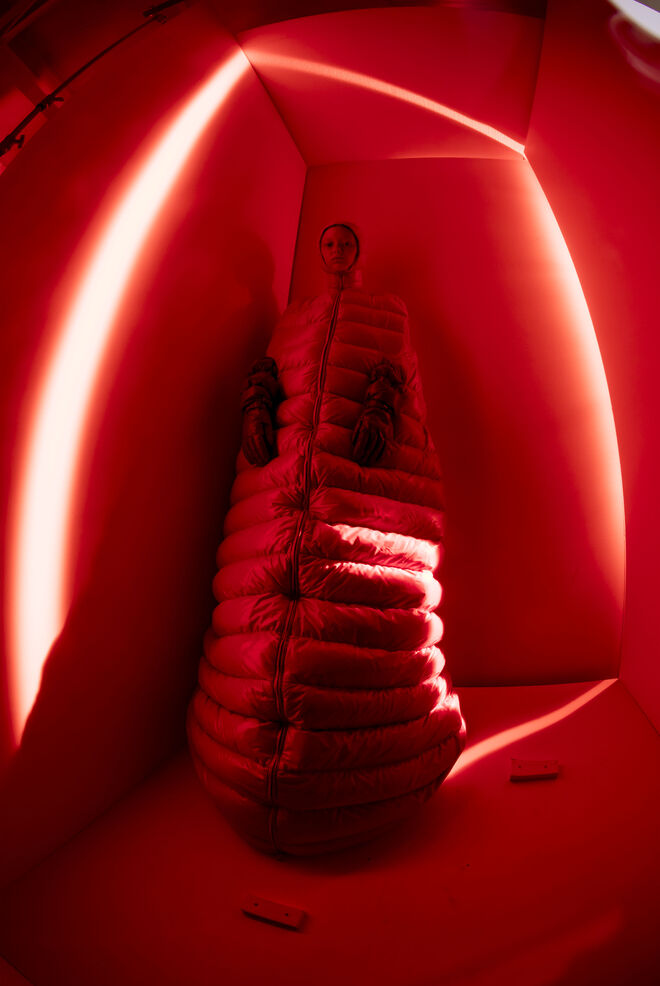 A modelo Sara Grace Wallerstedt com o vestido Moncler 1, por Pierpaolo Piccioli, fotografada por Tim Walker. Londres, 2018. Na exposição Tim Walker: Wonderful Things, de 21 setembro a 8 de março de 2020, no V&A.