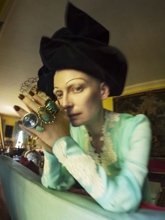 Tilda Swinton a usar peças Gucci, Marc Jacobs e joais Lisa Eisner Jewelry, Vela, Uno de 50, A. Brandt + Son, fotografada por Tim Walker. Renishaw Hall, Derbyshire, 2018. Na exposição Tim Walker: Wonderful Things, de 21 setembro a 8 de março de 2020, no V&A.