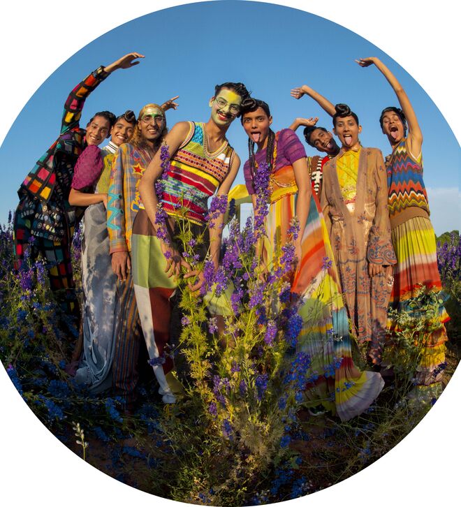 Os modelos Zo, Kiran Kandola, Firpal, Yusuf, Ravyanshi Mehta, Jeenu Mahadevan, Chawntell Kulkami e Radhika Nair numa produção de moda com peças Marni, Paolina Russo, Missoni, Ahluwalia Studio, Bottega Veneta, Chloé, Lou Dallas, fotografadas por Tim Walker. Pershore, Worcestershire, 2018. Na exposição Tim Walker: Wonderful Things, de 21 setembro a 8 de março de 2020, no V&A.