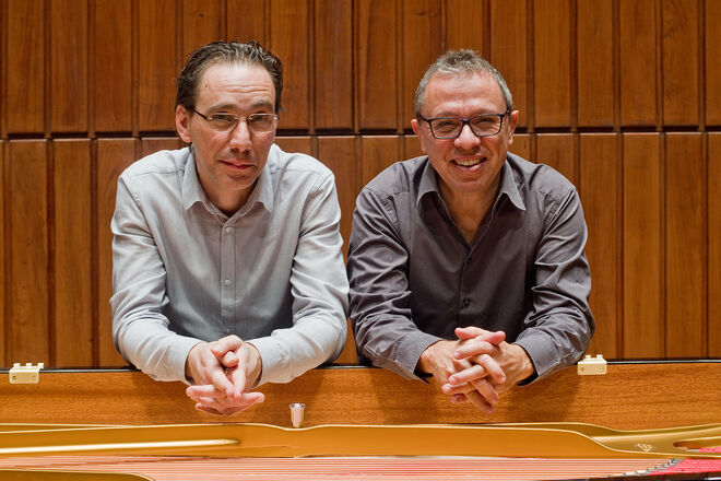 Dueto imperdível
Há uma linguagem que liga Pedro Burmester a Mário Laginha: é a da música clássica que é a base de formação de ambos. E a partilha de um talento sem medidas. Amigos, cúmplices e autores de um disco em conjunto (Duetos, 1994) e com vivências de 20 anos a partilhar palcos, estes artistas juntam-se para um concerto a quatro mãos. A 20 de setembro reúnem-se no CCB para um concerto inédito.