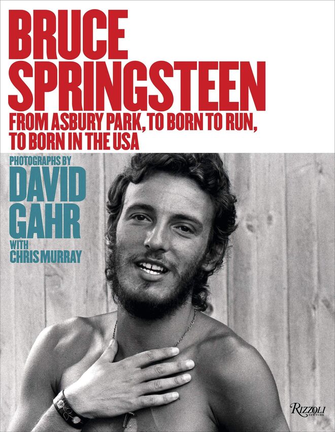 Em Bruce Springsteen: From Asbury Park, to Born To Run, to Born In The USA, uma edição especial da Rizzoli, estão reunidos mais de 150 retratos da autoria de David Gahr que, de forma nostálgica e emocionante, revelam um jovem Bruce Springsteen em raros momentos fora e em cima do palco. Desde as gravações do disco The Wild, the Innocent and the E Street Shuffle, com a E Street Band, aos ensaios antes do lançamento do inédito e premiado Born to Run, de 1975, até à tour deste disco, Gahr imortalizou mais de uma década (1973-1986) em fotografias que neste livro surgem a par da narrativa de Chris Murray. À venda em www.rizzoliusa.com, por $39,95.