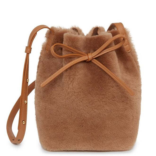 PELO | Carteira, €615, Mansur Gavriel, em www.mansurgavriel.com