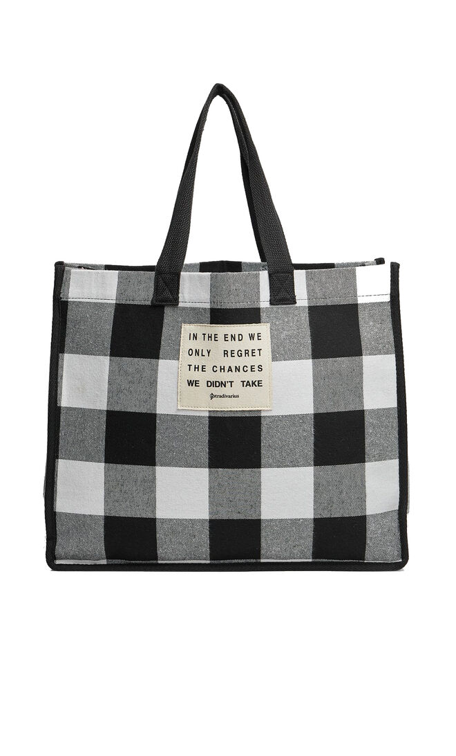 OVERSIZE | Carteira, €12,99, Stradivarius