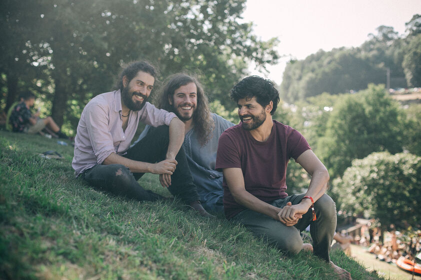  Pedro Melo Alves (bateria), Filipe Louro (contrabaixo) e André Silva (guitarra)