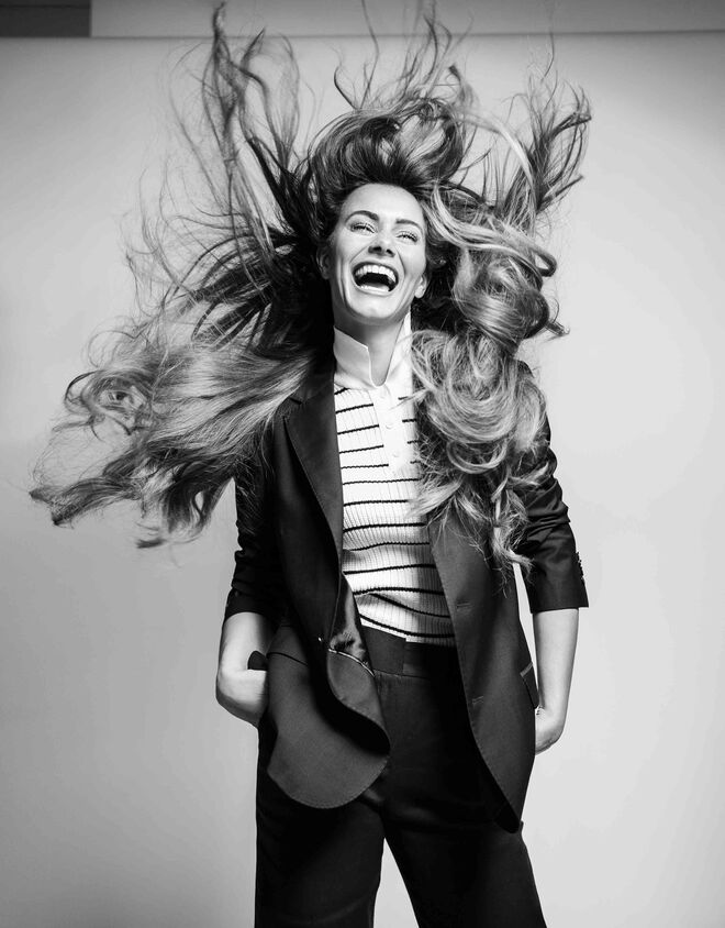 Casaco em lã fria, Marciano. Polo em malha de algodão canelada, Sonia Rykiel, na Loja das Meias. Calças em linho, Massimo Dutti.