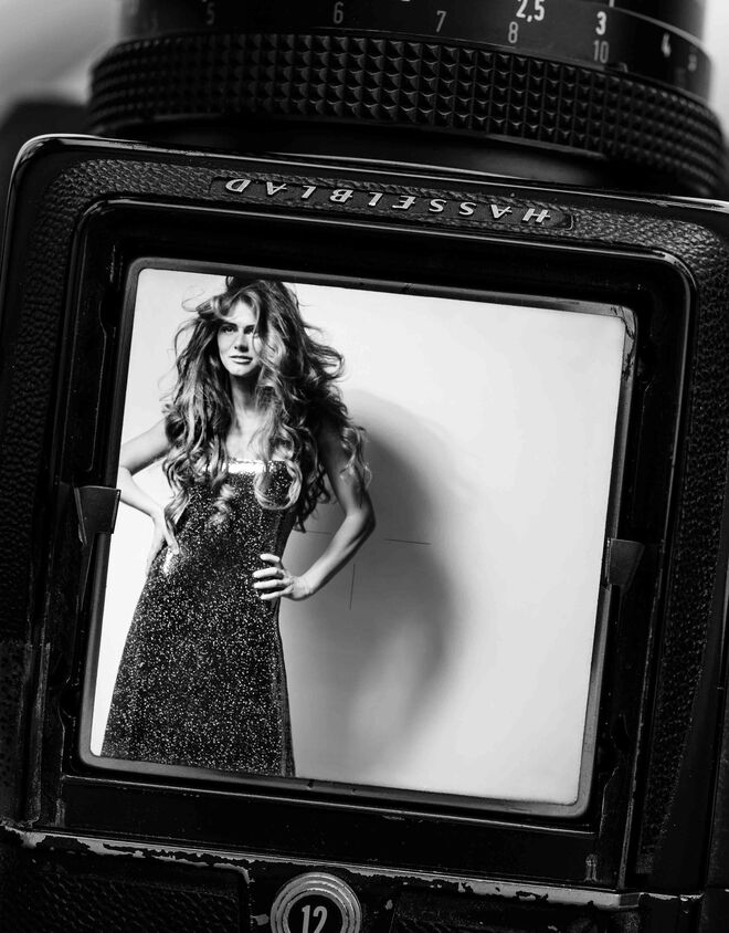 Vestido Apron em malha de seda, bordado a lantejoulas, Auné, na Auné Store.