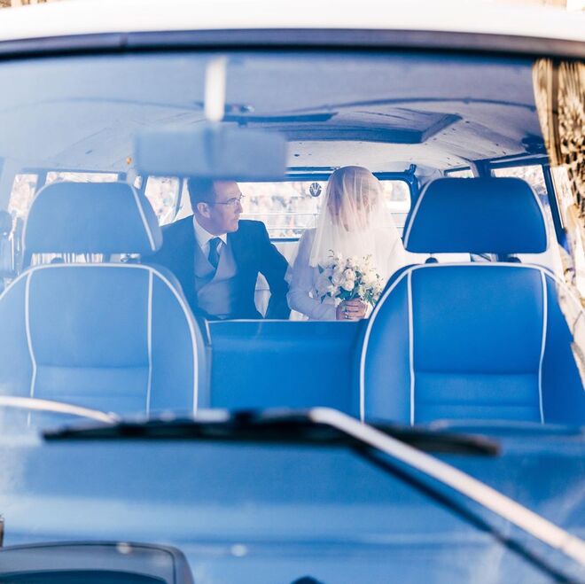 A cantora dentro da carrinha Volkswagen Kombi azul