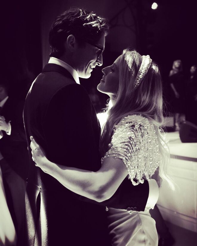 Para o copo-d’água, a cantora usou um corpete de pérolas e seda da coleção outono-inverno 2019/2020 da Ralph & Russo