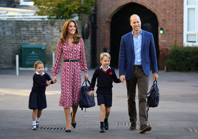 Ao lado da mãe, Kate Middleton, e do pai, o príncipe William, que segurava a mão do seu irmão, o príncipe George, a princesa Charlotte seguiu em frente sorridente 