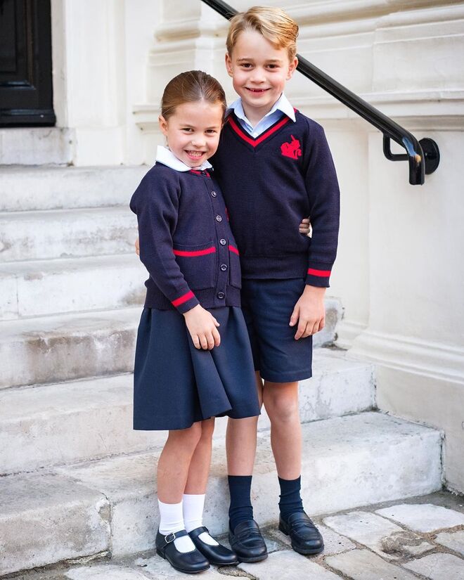Os irmãos Charlotte e George juntos, minutos antes se sair para a escola
