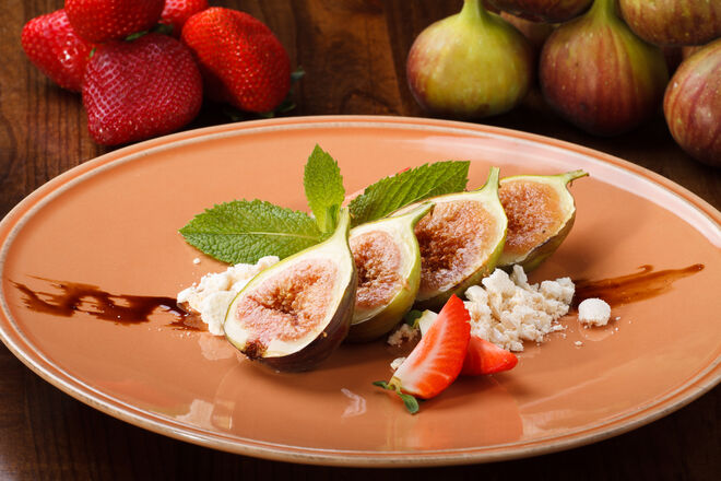 Provar as novas iguarias do restaurante Ararate: figos grelhados com merengue crocante.