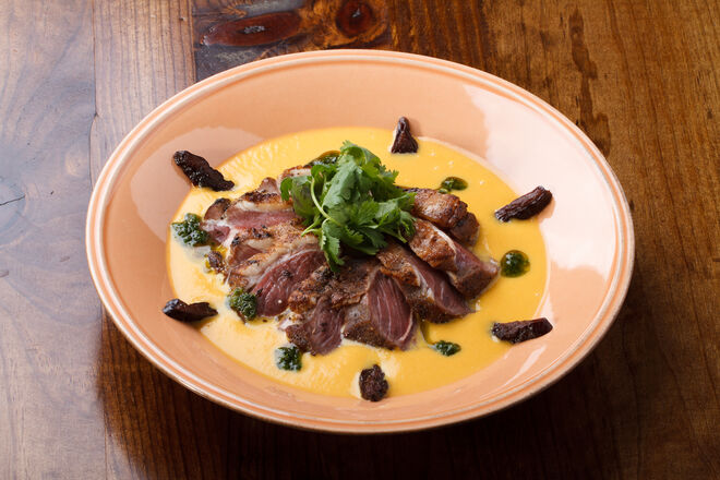 Provar as novas iguarias do restaurante Ararate: Khorvu - borrego estufado com ameixa preta e manteiga verde, com puré de abóbora.