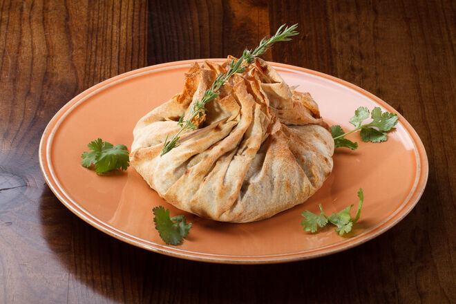 Provar as novas iguarias do restaurante Ararate: Khurdjin - borrego com legumes e lavash.