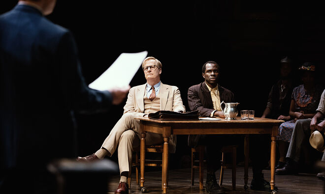 Os atores Jeff Daniels e Gbenga Akinnagbe na peça da Broadway 'To Kill a Mockingbird'