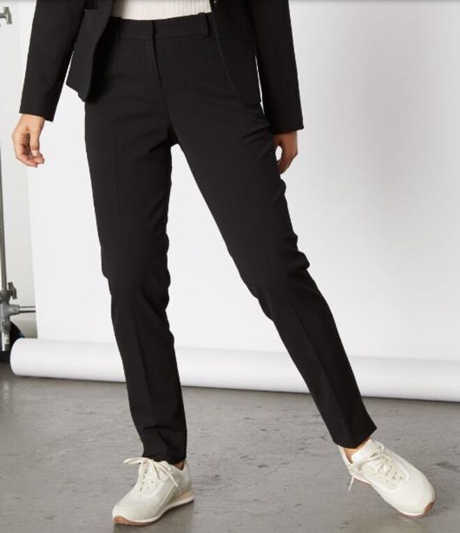 Calças pretas, cerca de €134, Jigsaw