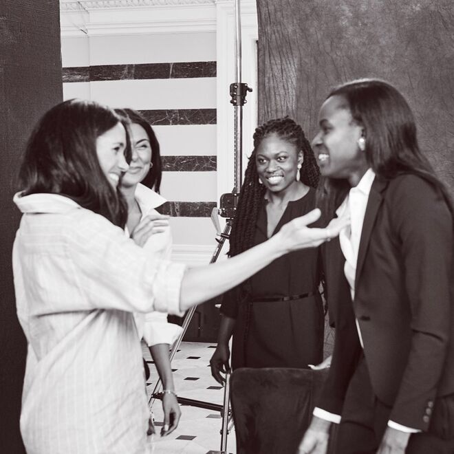 A duquesa de Sussex surpreendeu as clientes da Smart Works durante a sessão fotográfica da sua coleção cápsula, em Londres