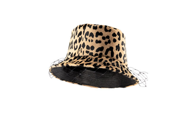 Chapéu, Christian Dior (preço sob consulta) 