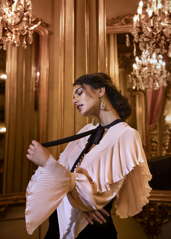 Isabela Valadeiro usa blusa, €59,99, saia, €49,99, e brincos, €39,99, Tudo H&M Conscious Exclusive