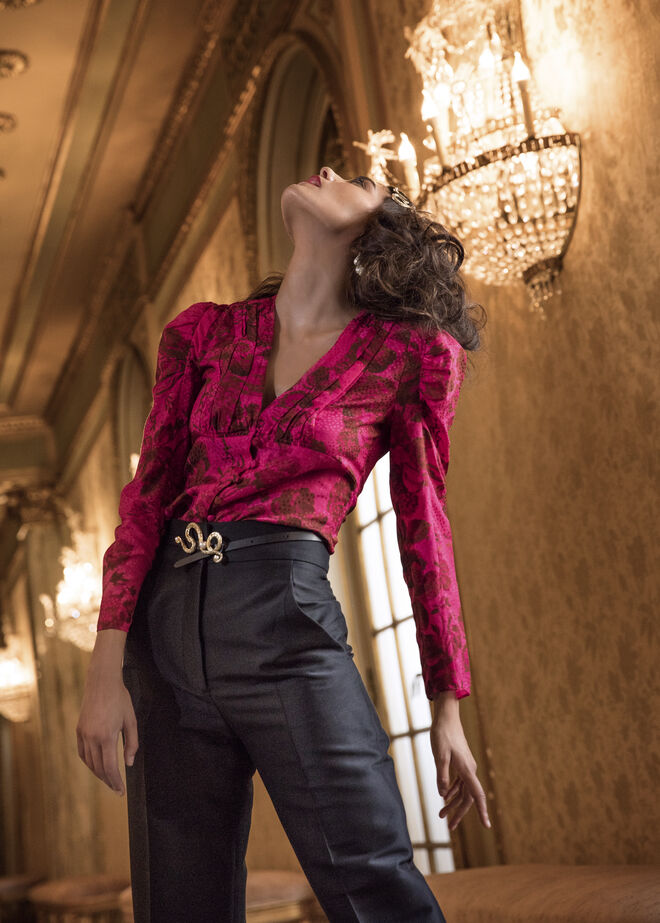 Isabela Valadeiro usa blusa, €69,99, calças, €89, cinto, €59,99, brincos, €39,99, e ganchos, €17,99 (cada), tudo H&M Conscious Exclusive