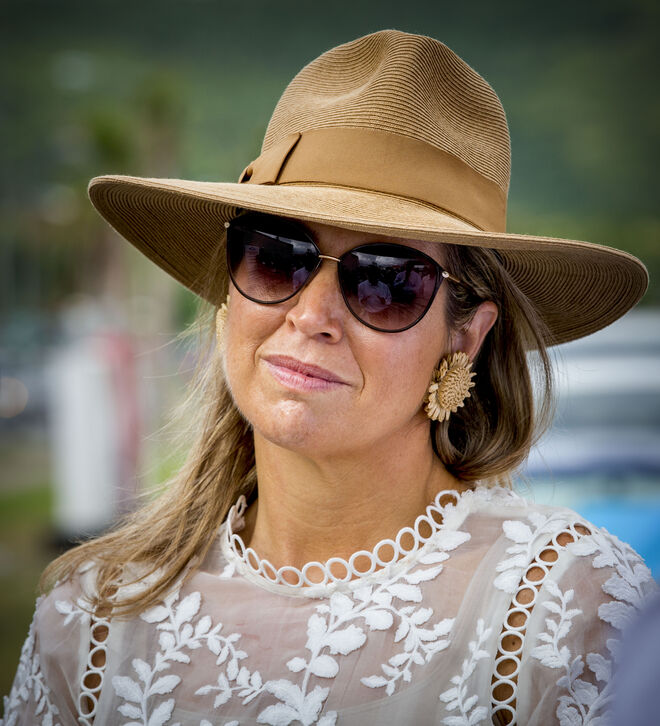 A rainha Máxima da Holanda visita os projetos de reconstrução em Sint Maarten, depois da passagem do furacão Irmaem Philipsburg, em dezembro de 2017 . 