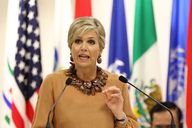 A rainha Máxima da Holanda a discussar no evento dob o tema "Promoting the place of women at work" no âmbito da cimeira do G20 em Osaka em junho de 2019. 