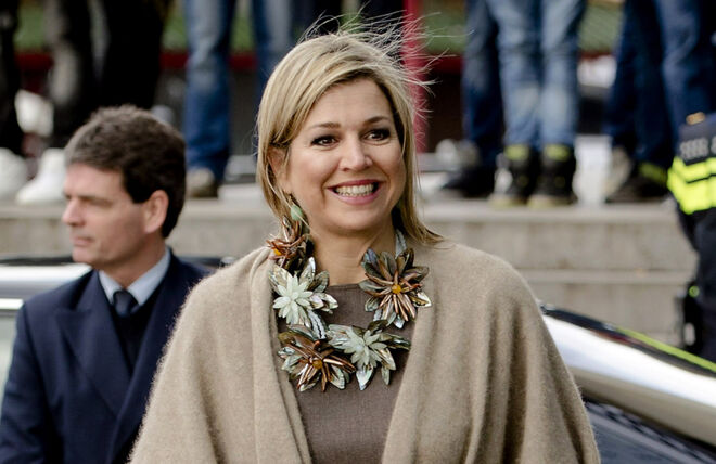 Um plano aproximado da rainha que deixa ver o seu colar.