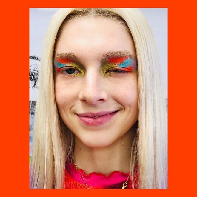 Hunter Schafer é Jules Vaughn