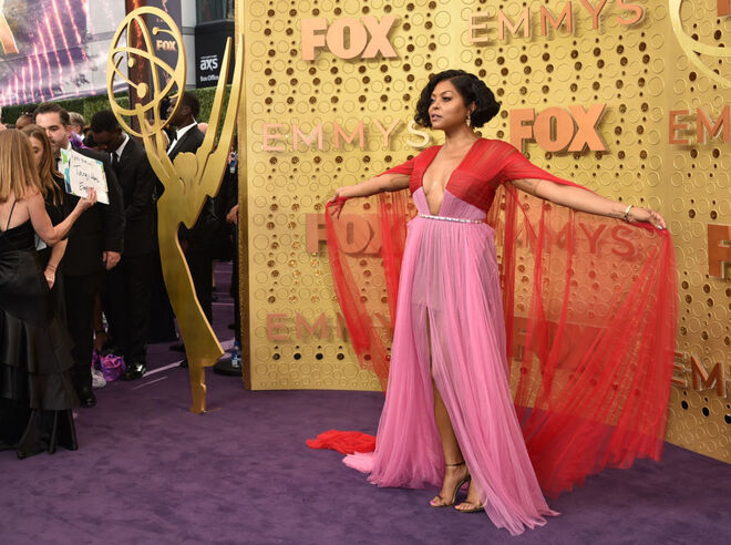 Taraji P. Henson em Vera Wang Collection e sapatos Jimmy Choo 