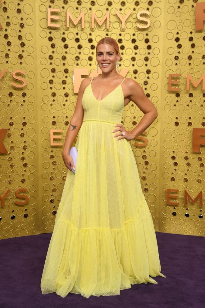 Busy Philipps em Lela Rose e joias Irene Neuwirth
