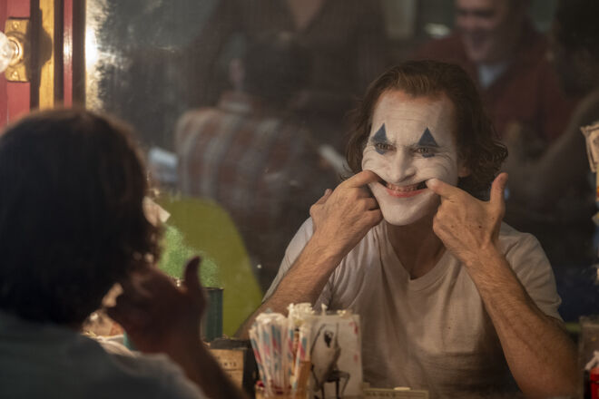 Joaquin Phoenix é Arthur Fleck / Joker