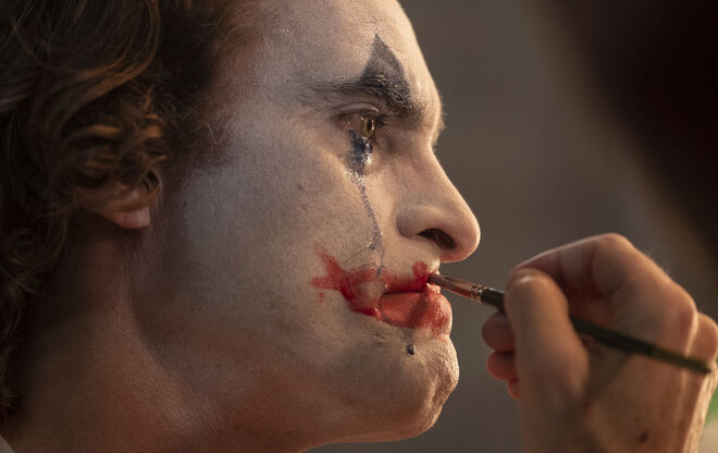 Joaquin Phoenix é Arthur Fleck / Joker