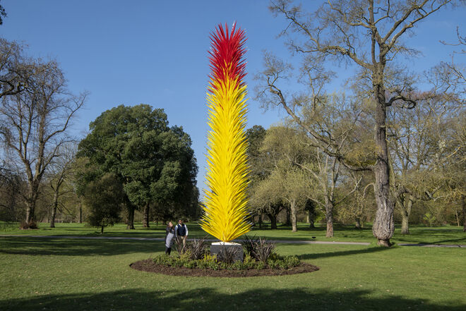 Scarlet and Yellow Icicle Tower, Dale Chihuly, 2013. Royal Botanic Gardens, Kew, Londres.
