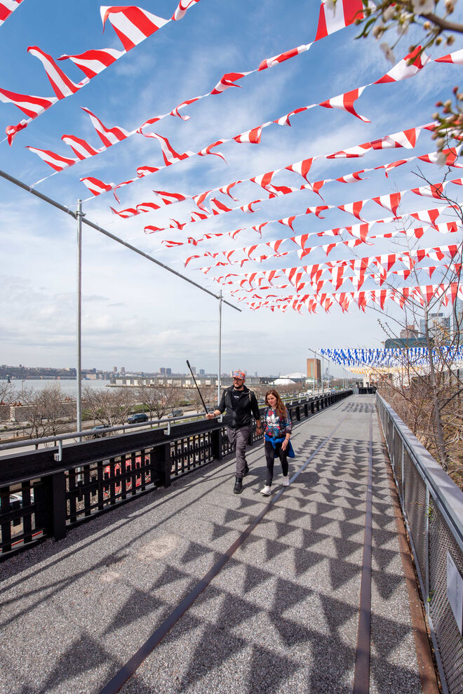 Daniel Buren, exposição En Plein Air em High Line Park, Nova Iorque.