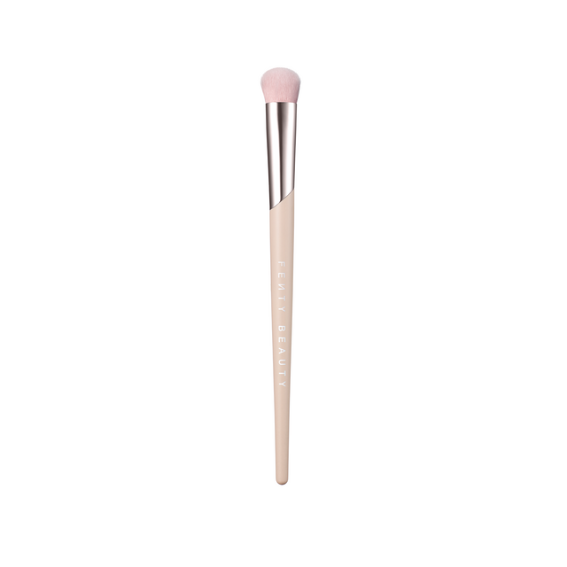 Pincel para aplicar corretor N.180, €22,50, Fenty Beauty, na Sephora